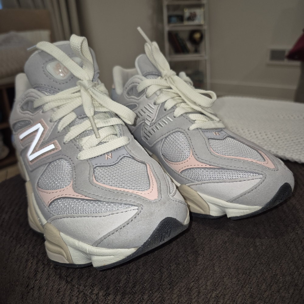 New Balance Women's Chunky Sneakers in Light Gray and Pale Pink - Picture 2 of 5